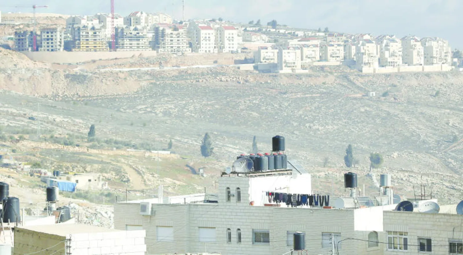 جرافات إسرائيلية في موقع لبناء وحدات سكنية في مستوطنة كوخاف يعكوف القريبة من رام الله في الضفة الغربية (أ.ف.ب)