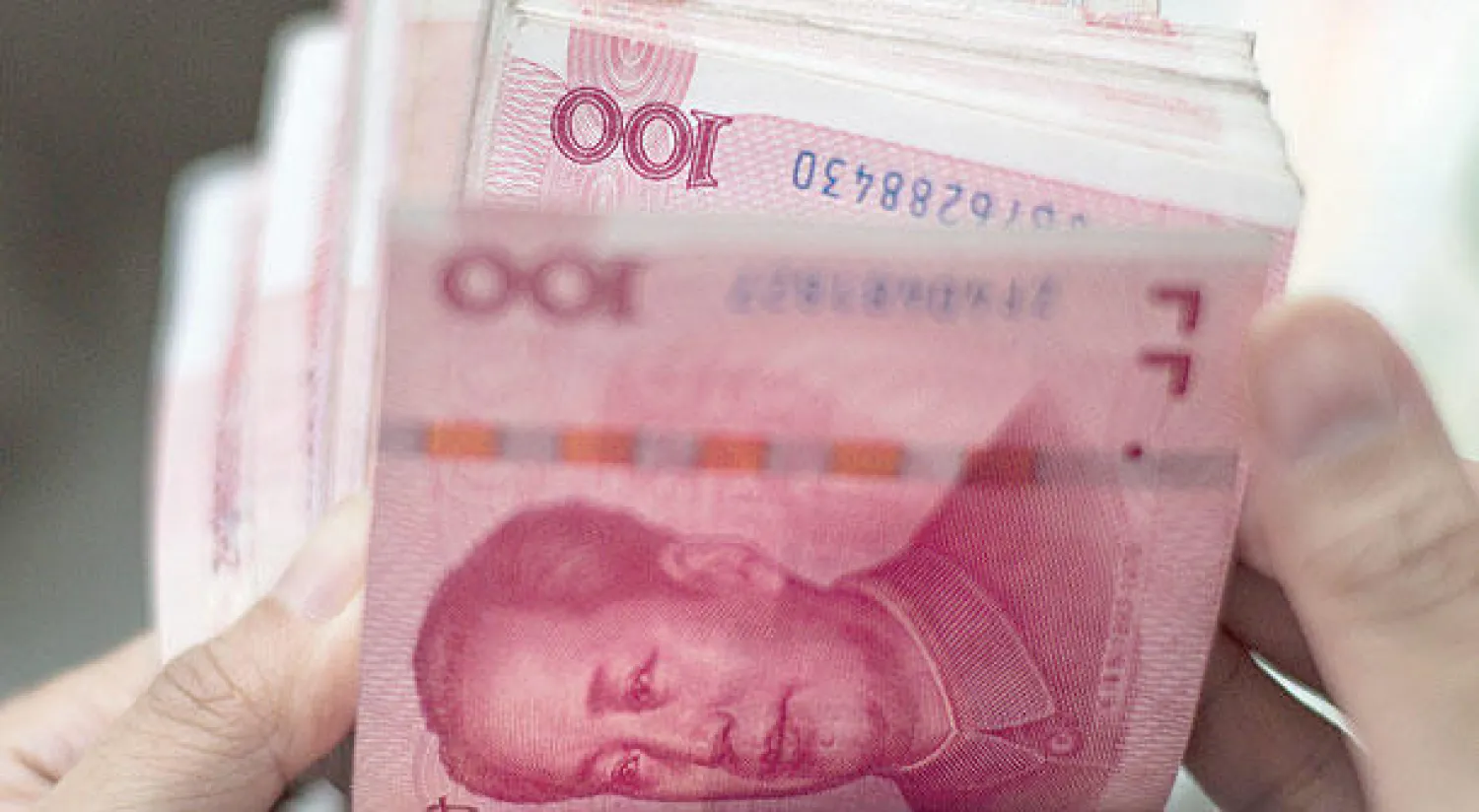 قطع نقدية ورقية صينية من فئة المائة يوان  (أ. ف. ب)