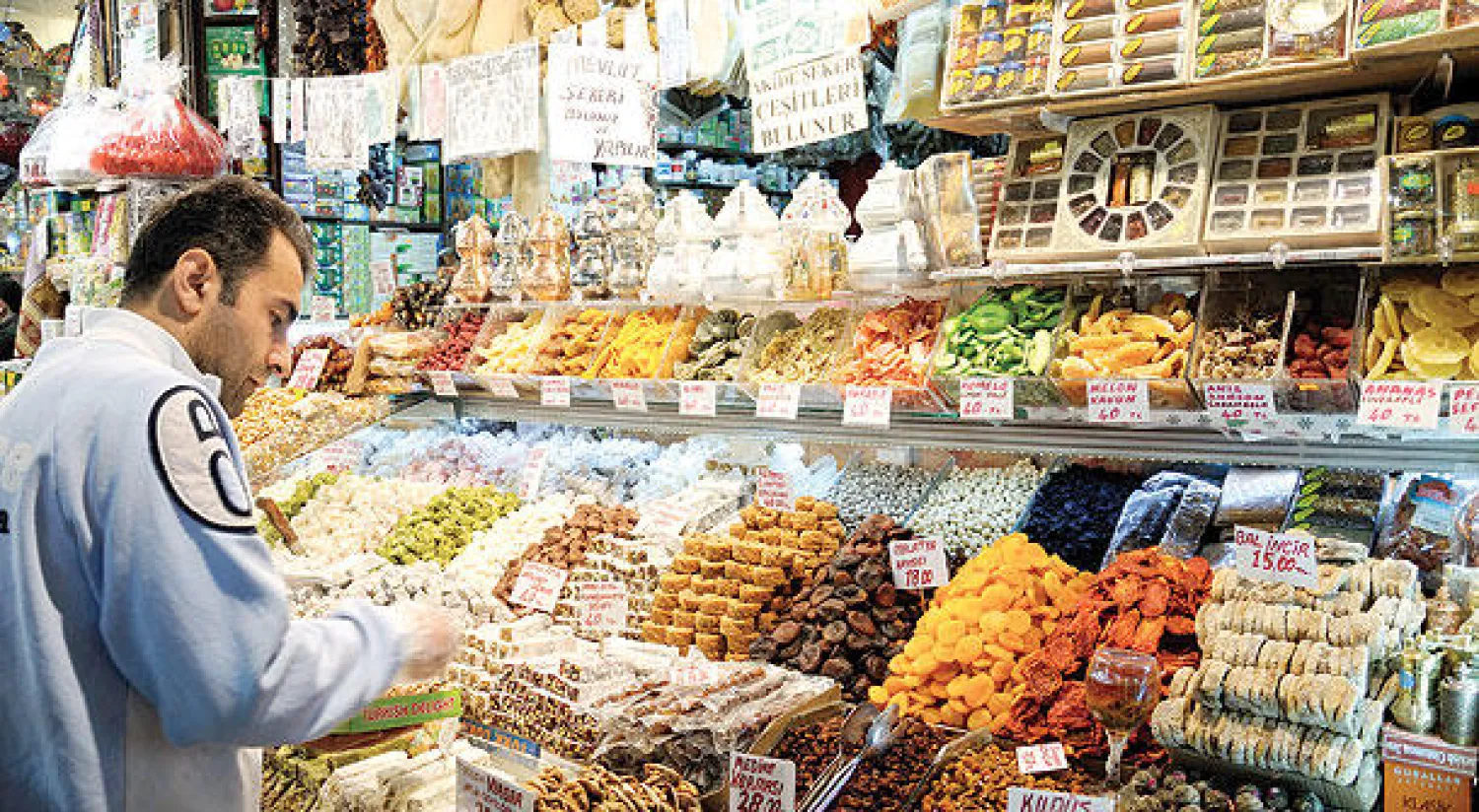 أحد محلات بيع الفواكه المجففة والحلويات التركية التقليدية في إسطنبول