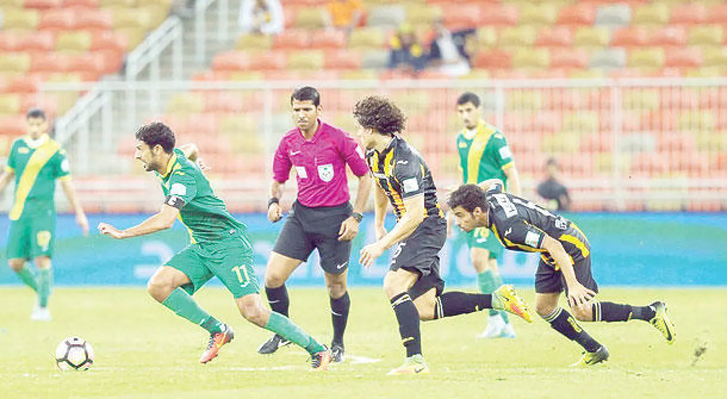 فرص ذهبية أضاعها لاعبو الاتحاد أمس (تصوير: محمد المانع)