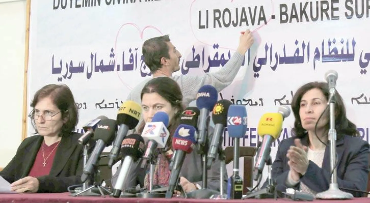 أكراد في بلدة الرميلان بمحافظة الحسكة شمال شرقي سوريا يحتجون على إزالة اسم «روجافا»، أثناء عقد مؤتمر لكردستان السورية نهاية العام المنصرم (رويترز)