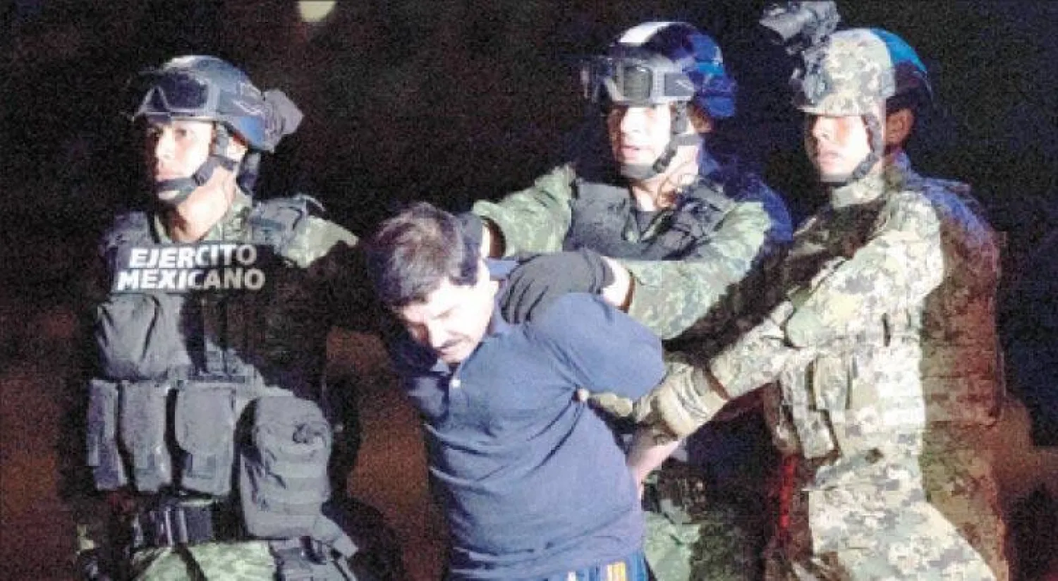 صورة أرشيفية لقوات الجيش المكسيكي بعد إلقاء القبض على أخطر مهرب مخدرات المعروف باسم «الشابو» (أ.ب)