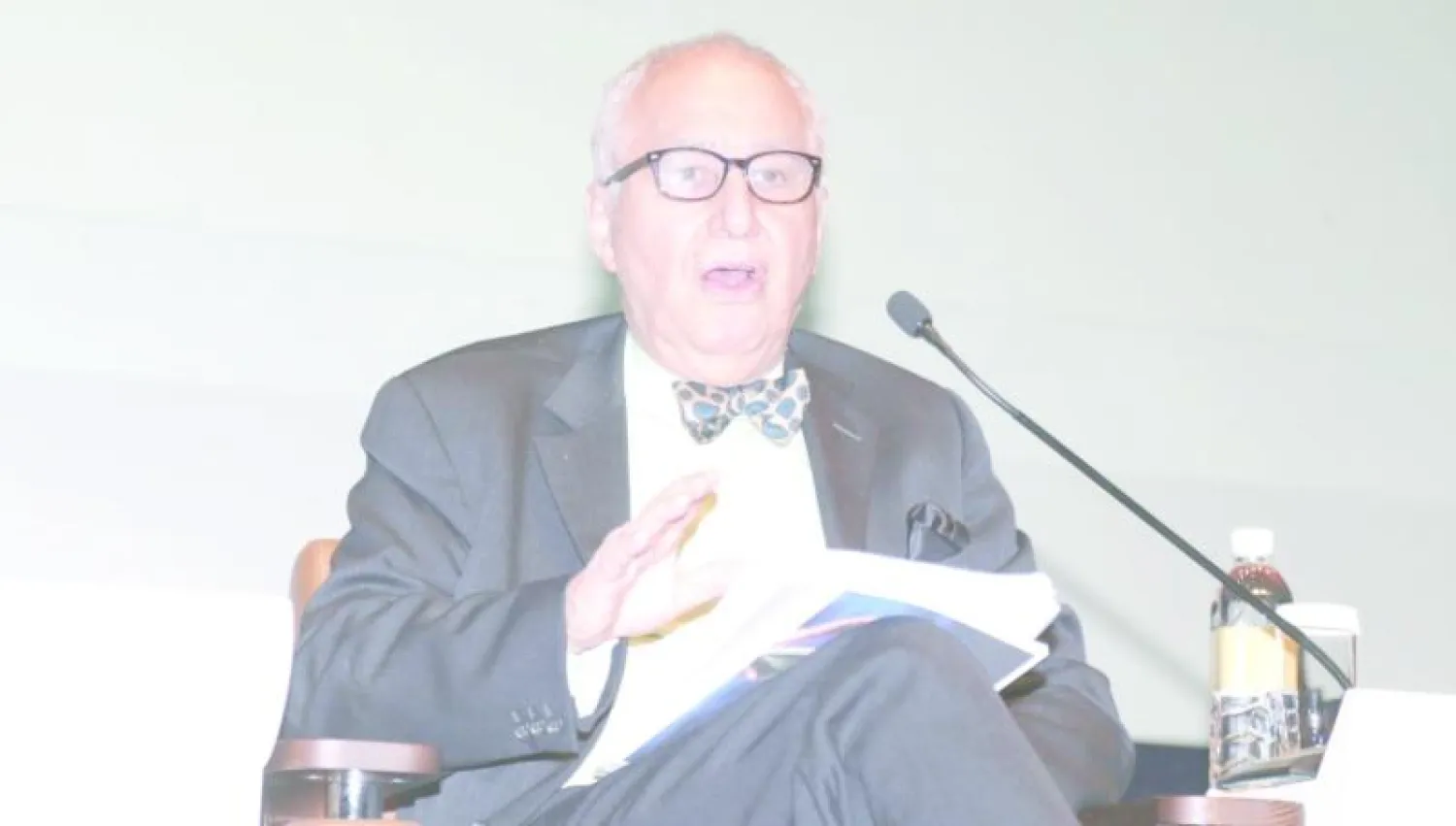 سيد أحمد غزالي متحدثًا على هامش ندوة أقامها مركز الملك فيصل للبحوث والدراسات الإسلامية في الرياض (تصوير: بشير صالح)