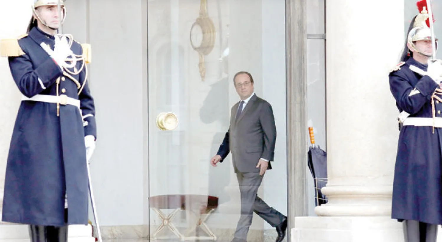 الرئيس الفرنسي فرنسوا هولاند خارج مكتبه في الإليزيه وقد زار العراق أخيرا لملاقاة الجنود الفرنسيين المنتشرين إلى جانب القوات العراقية والبيشمركة الكردية (رويترز)