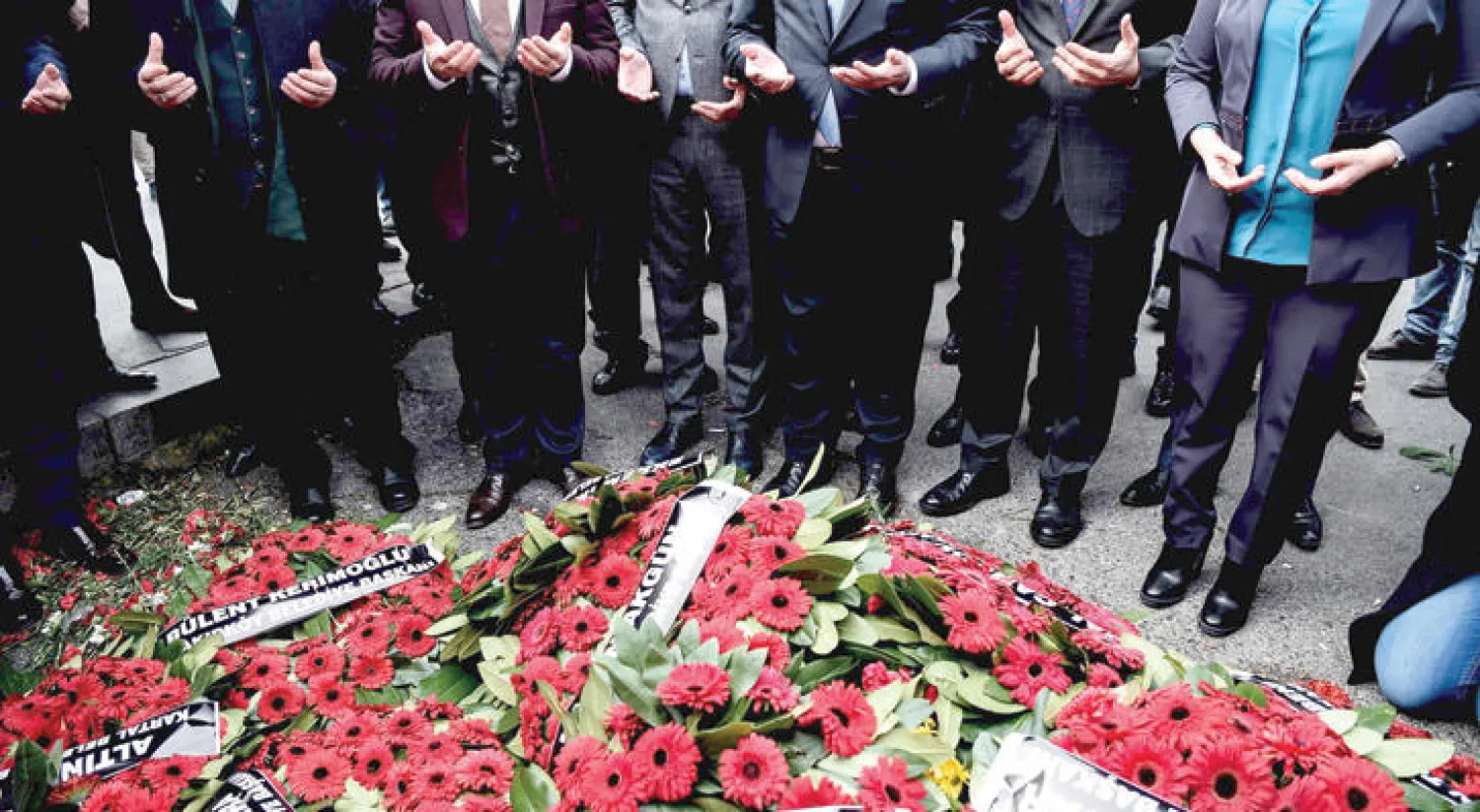 أتراك يترحمون على أرواح ضحايا الاعتداء الإرهابي على «رينا» في إسطنبول (أ.ف.ب)