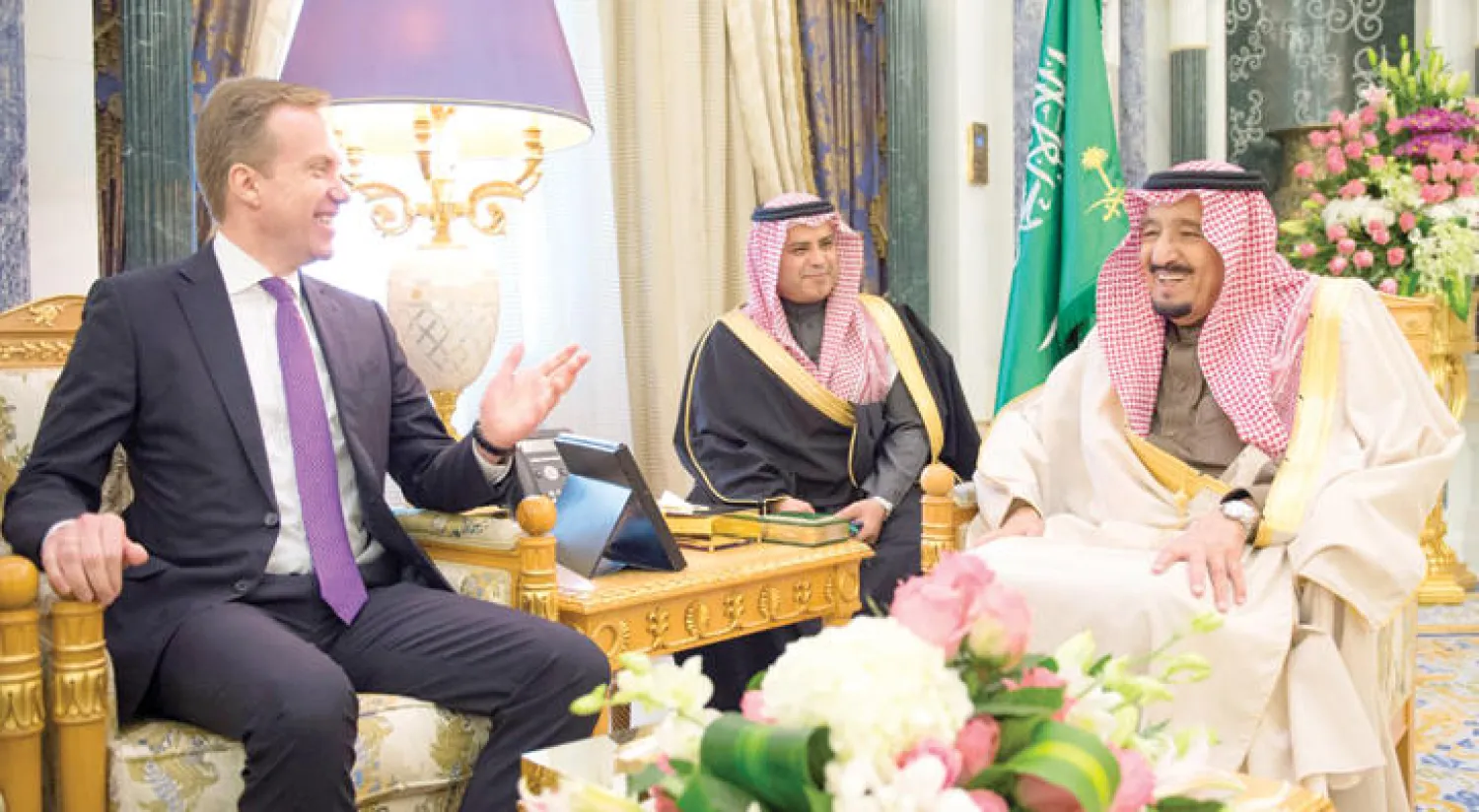 الملك سلمان بن عبد العزيز لدى لقائه الوزير النرويجي في الرياض أمس (واس)
