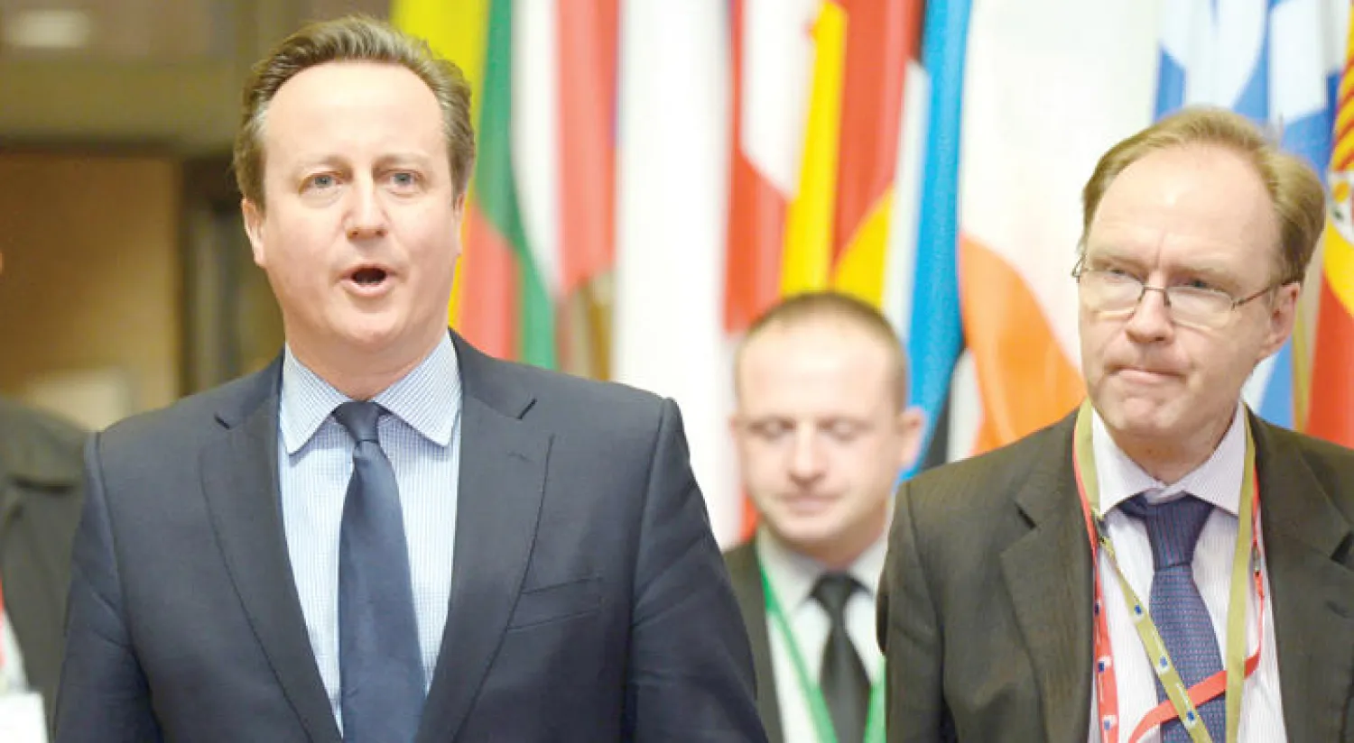 صورة أرشيفية لسفير بريطانيا لدى الاتحاد الأوروبي المستقيل إيفان روجرز برفقة رئيس الوزراء المستقيل ديفيد كاميرون ببروكسل في 19 فبراير الماضي (أ.ف.ب)