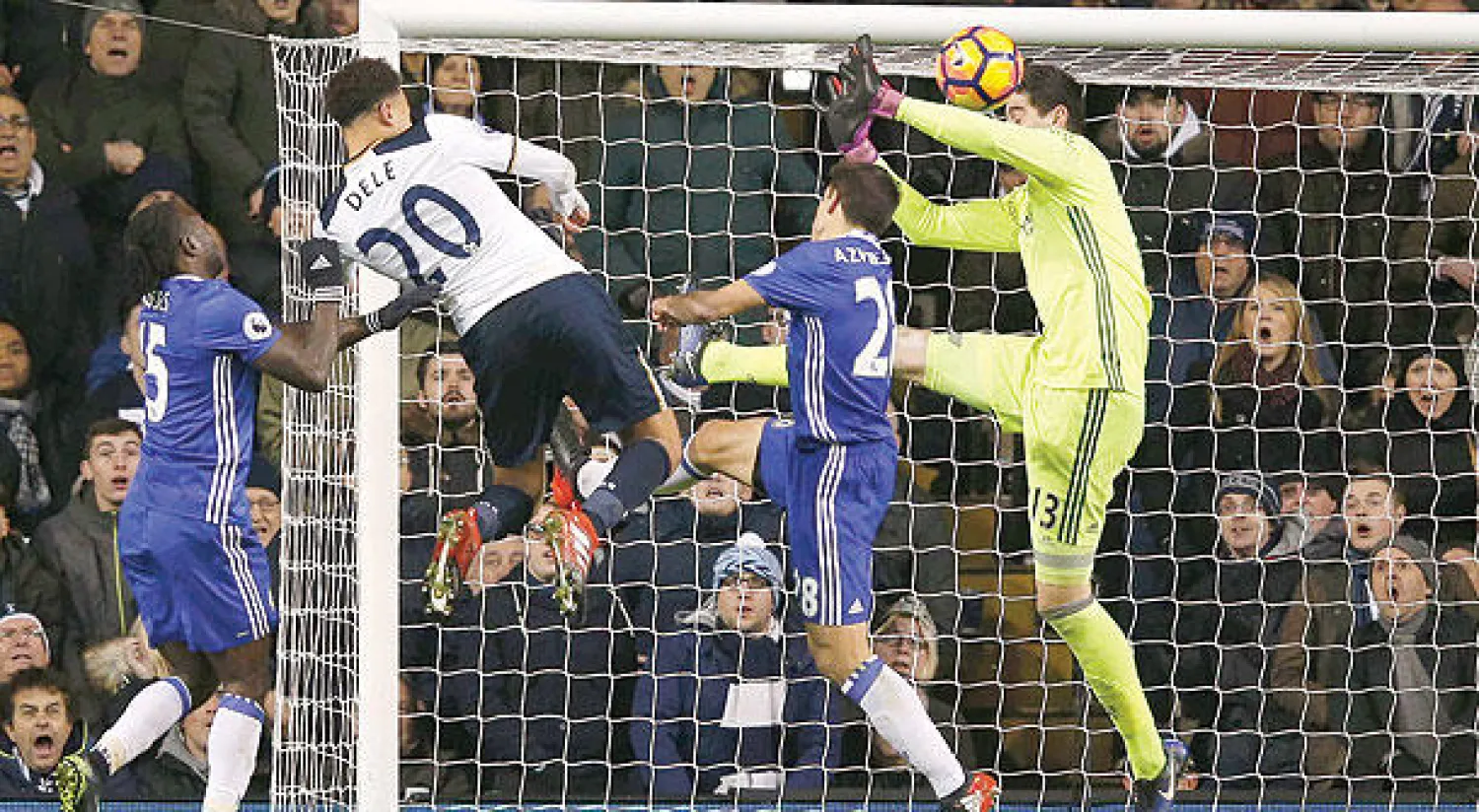 ديلي آلي نجم توتنهام (الثاني من اليسار) يسجل برأسه في شباك تشيلسي (أ.ف.ب)