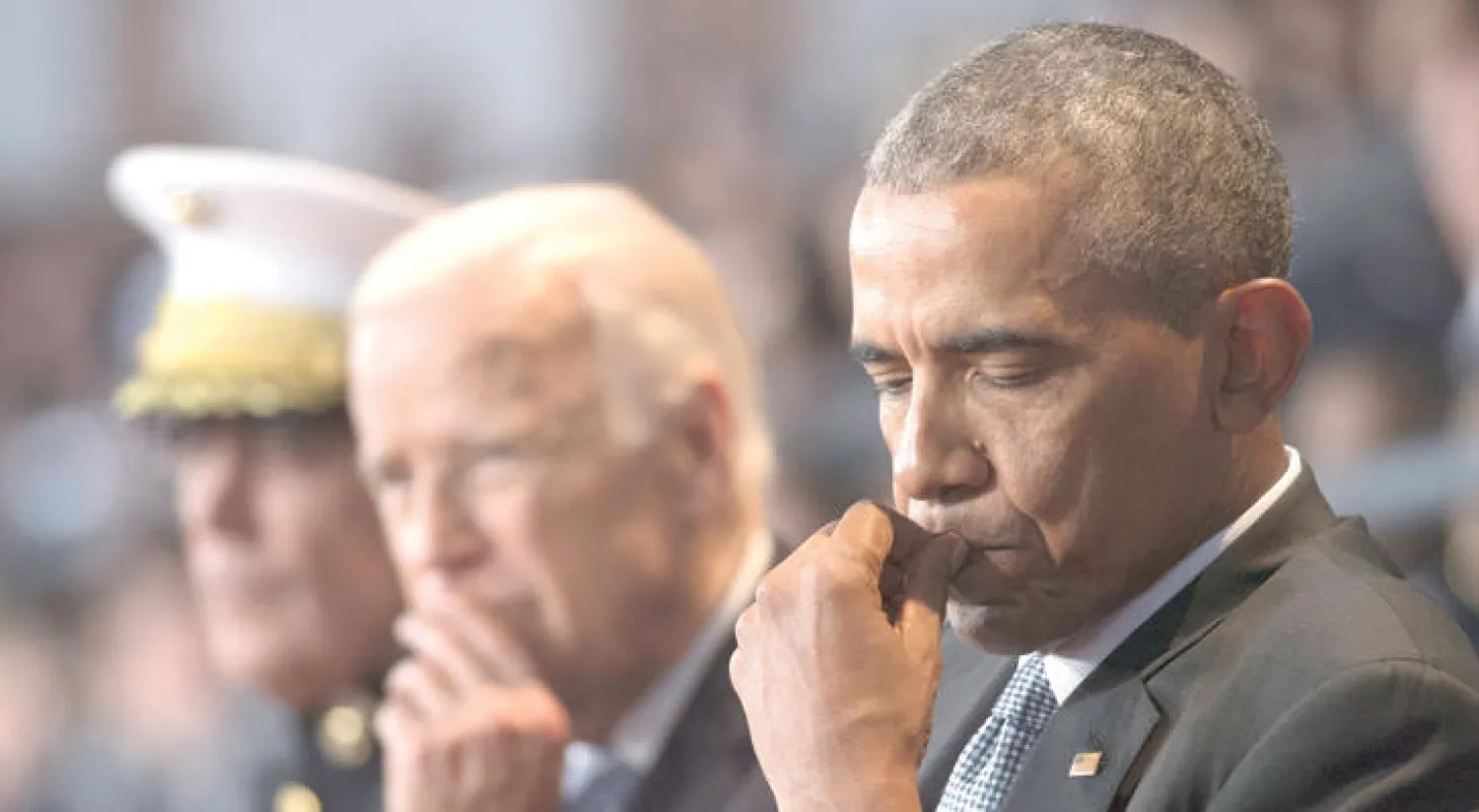 الرئيس باراك أوباما ونائبه جو بايدن يشاركان في حفل تكريم ووداع للرئيس المنتهية ولايته في قاعدة فيرجينيا العسكرية أول من أمس (إ.ب.أ)