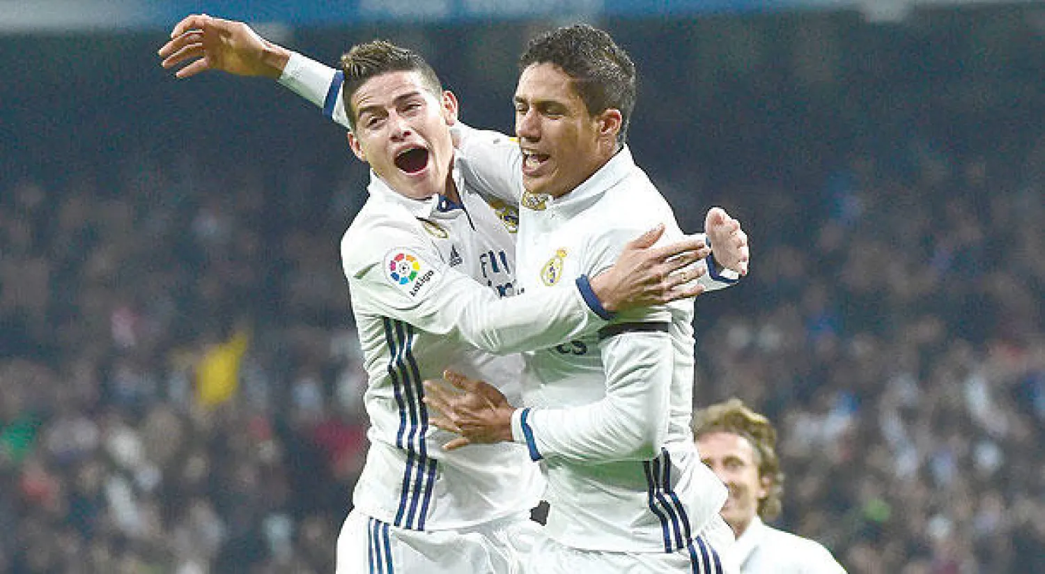 فاران يشارك رودريغيز الاحتفال بعد تسجيلهما في مرمى إشبيلية (أ.ف.ب)