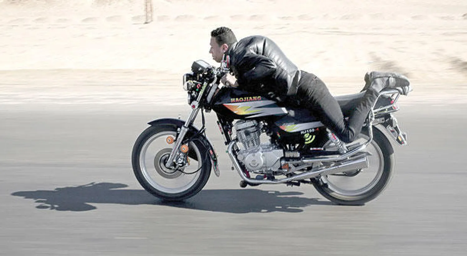 عشاق المغامرات يلجأون للطرق الصحراوية في مصر