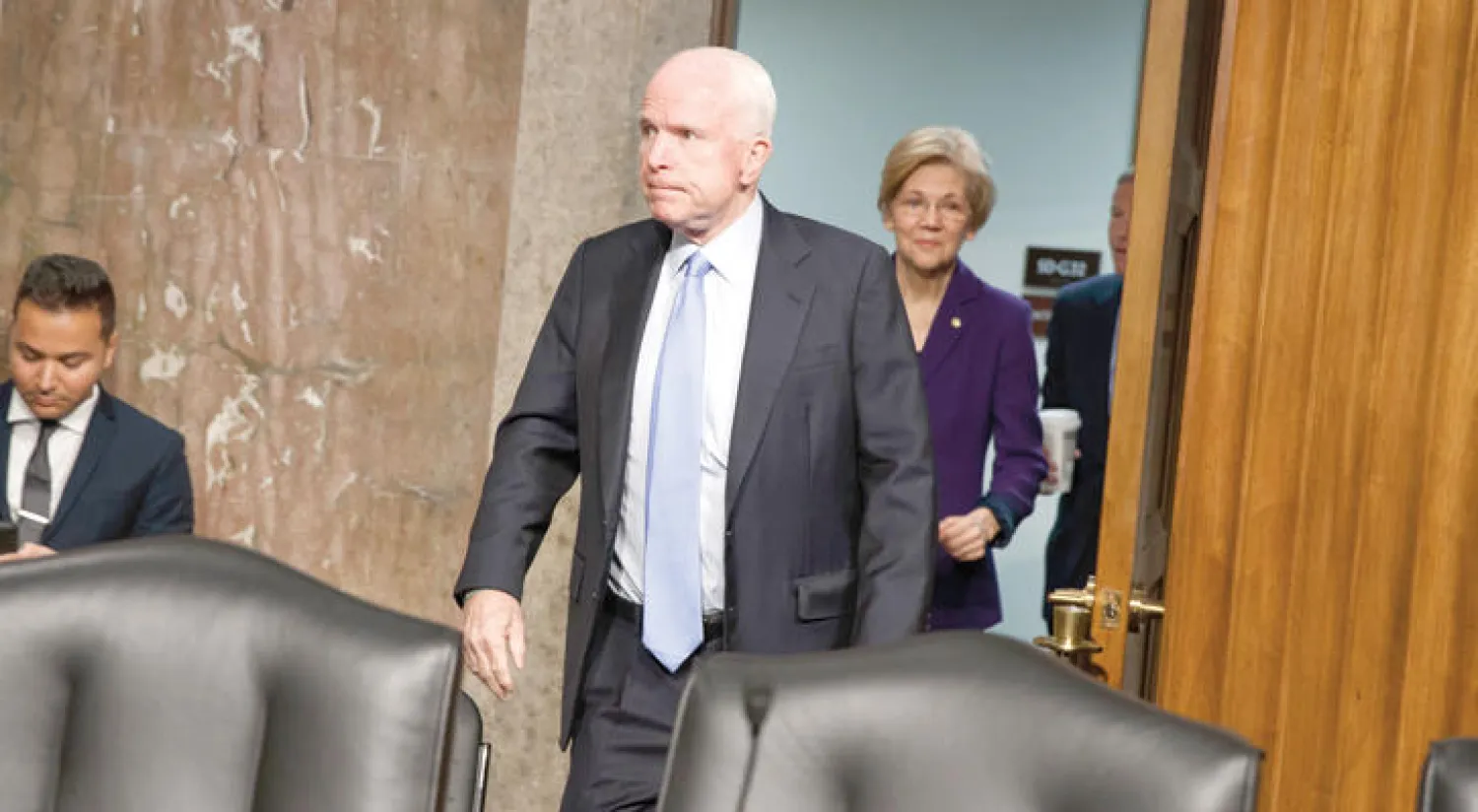 السيناتور جون ماكين يحضر جلسة في الكونغرس حول القرصنة الروسية على الانتخابات الأميركية أمس (أ.ب)