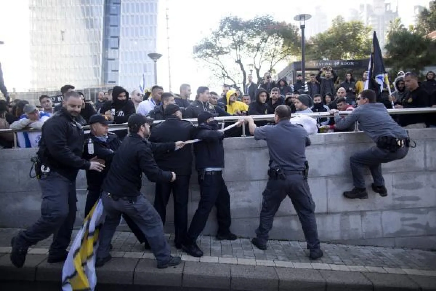 الشرطة الإسرائيلية تعتقل شخصين هددًا قضاة أدانوا جنديا