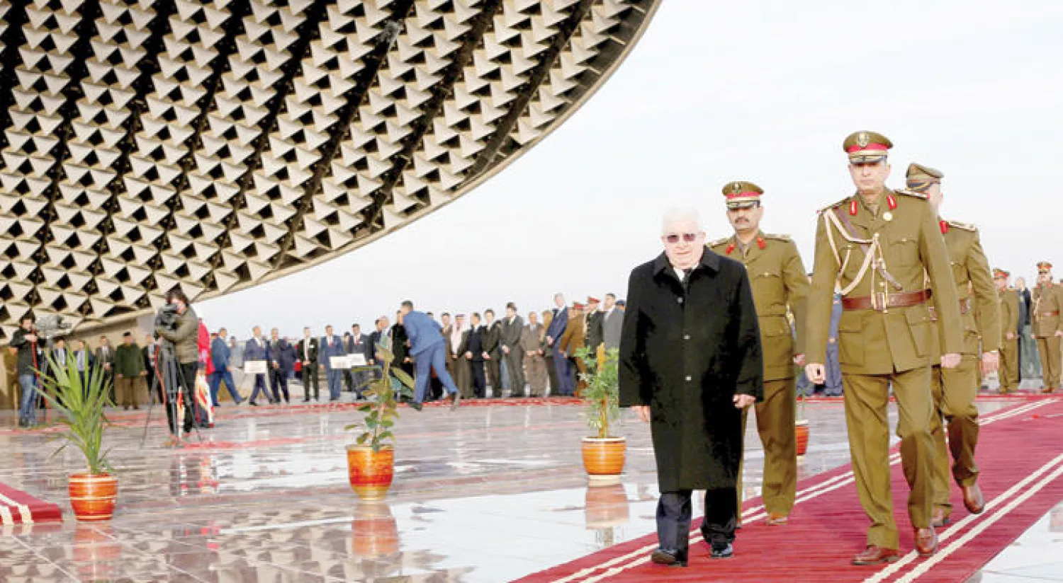 الرئيس العراقي فؤاد معصوم خلال احتفال بذكرى تأسيس الجيش أقيم عند نصب الجندي المجهول في بغداد أمس (رويترز)