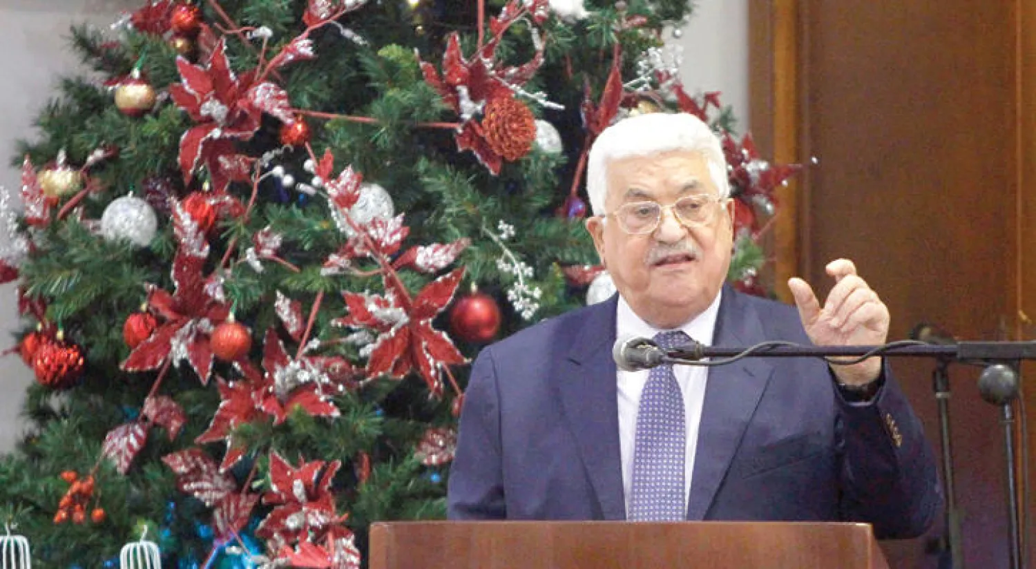 الرئيس الفلسطيني محمود عباس يلقي كلمته أمس أمام الجالية المسيحية الأرثوذكسية في بيت ساحور (أ.ف.ب)