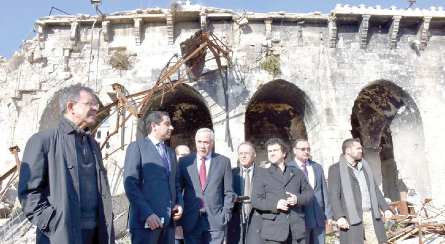 أعضاء من حزب الجمهورية الفرنسي لدى زيارتهم للجامع الأموي في الجزء القديم من مدينة حلب (أ.ف.ب)