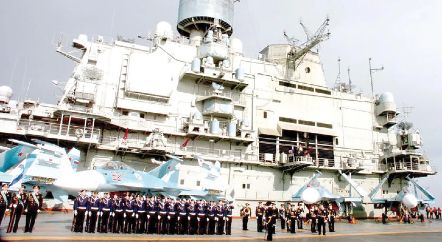 حاملة الطائرات الروسية «كوزنتسوف» في قاعدة طرطوس العسكرية الروسية في سوريا (أ.ف.ب)