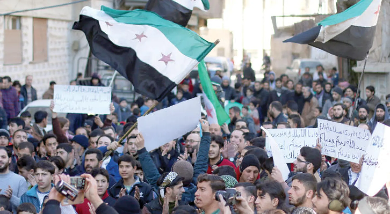 مظاهرة شارك فيها سوريون ضد النظام في احدى قرى غوطة دمشق أمس (غيتي)