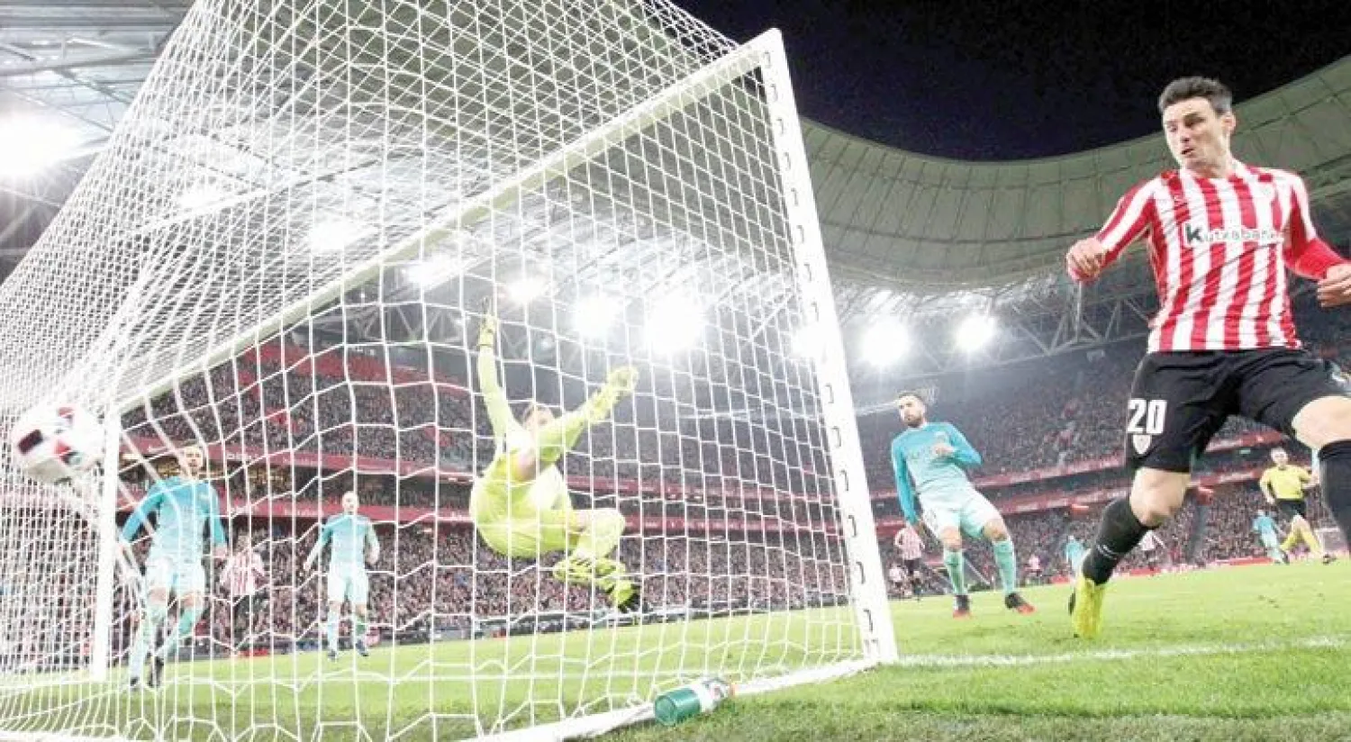 أدوريز لاعب بلباو (يمين) يسجل بسهولة في مرمى برشلونة (إ.ب.أ)