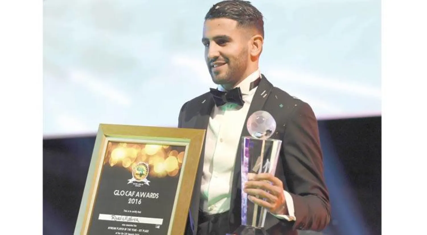 محرز يحتفل بجائزة أفضل لاعب في أفريقيا (أ.ف.ب)