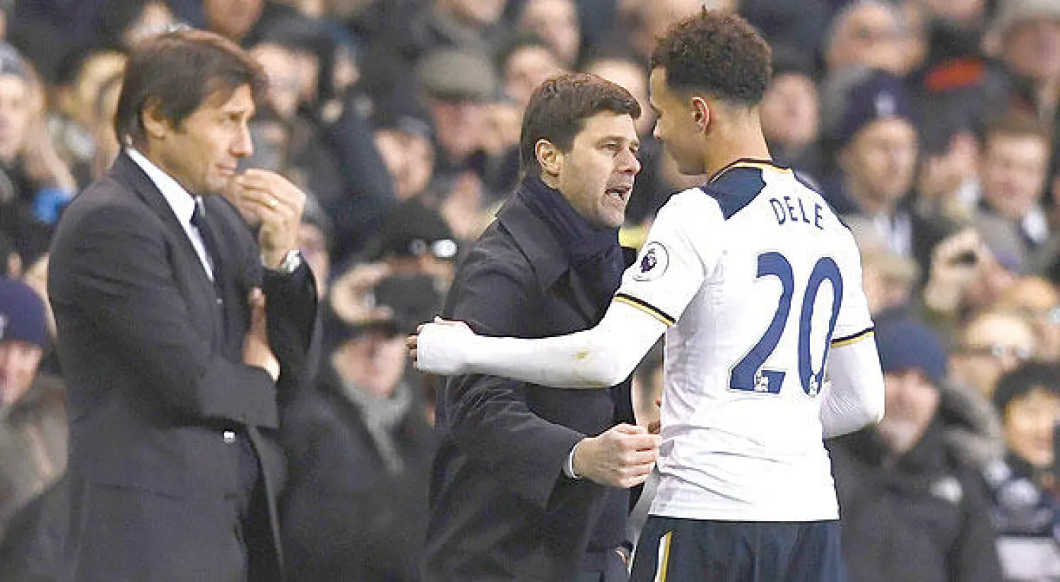 بوكيتينو يهنئ مهاجمه ديلي ألي فيما يقف كونتي متحسراً (رويترز)