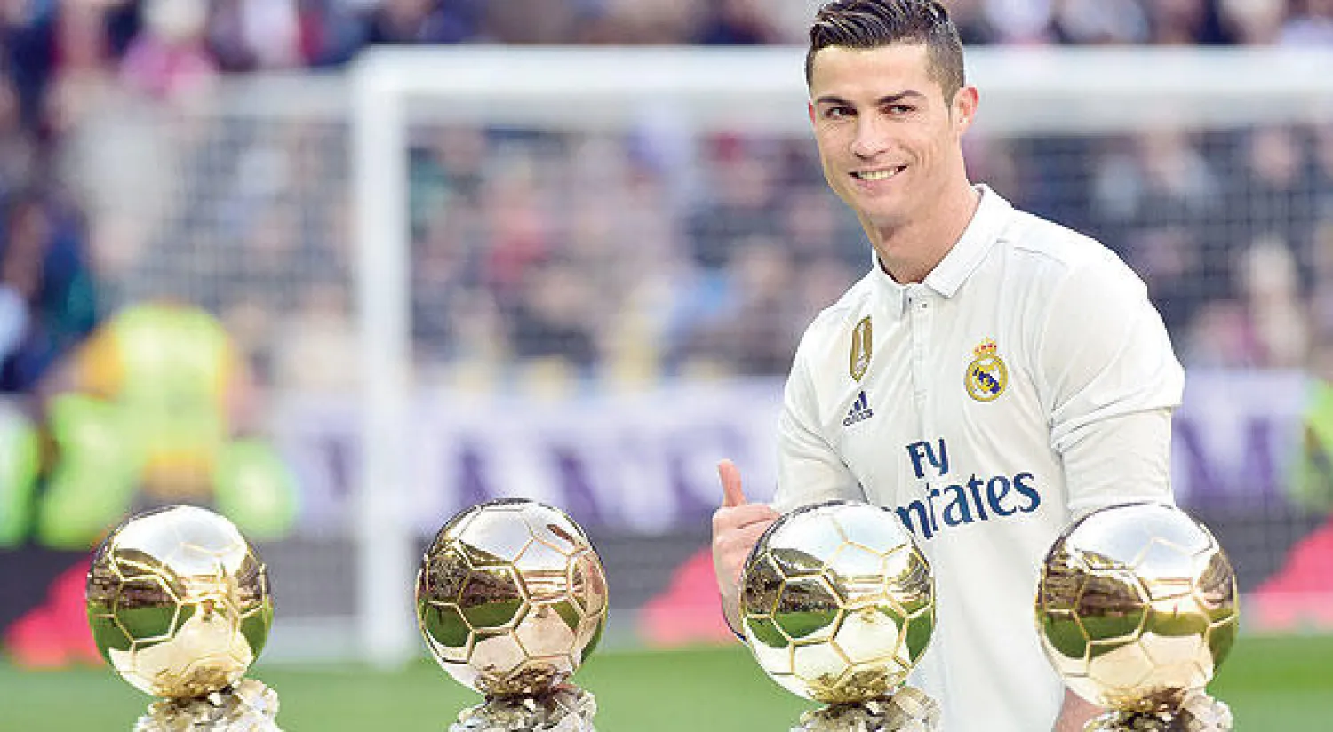 رونالدو احتفل بفوزه بلقب أفضل لاعب مع الكرات الذهبية الأربع التي حصدها في مشواره (أ.ف.ب)