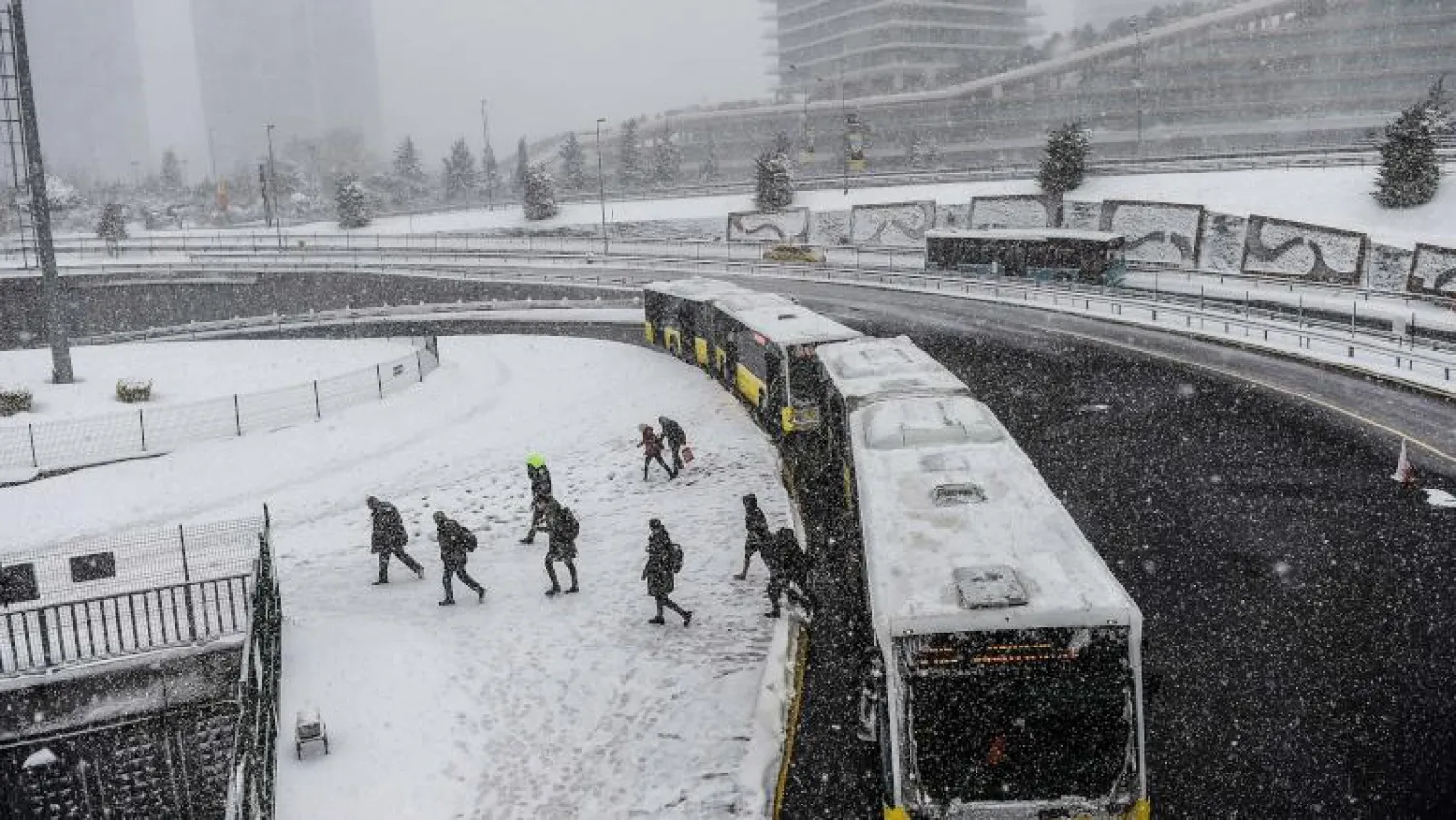 عاصفة ثلجية تعزل إسطنبول التركية عن العالم