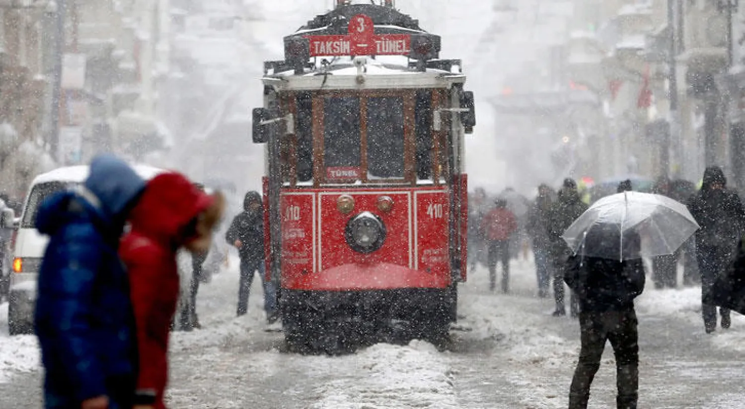شارع الاستقلال في وسط إسطنبول وقد غطته الثلوج حيث انخفضت درجات الحرارة إلى خمس درجات تحت الصفر (إ.ب.أ)