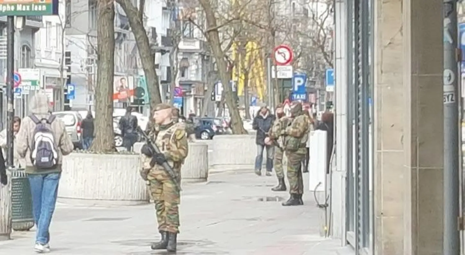 عناصر من الجيش يتولون عمليات الحراسة والتأمين في شوارع بلجيكا («الشرق الأوسط»)