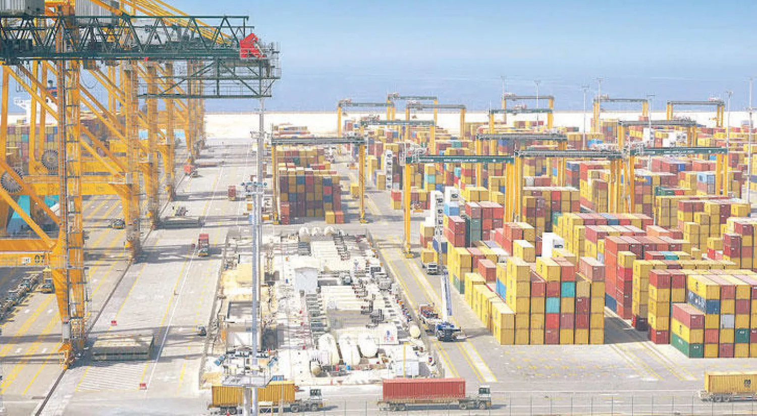 حاويات متنوعة في ميناء الملك عبد الله («الشرق الأوسط»)
