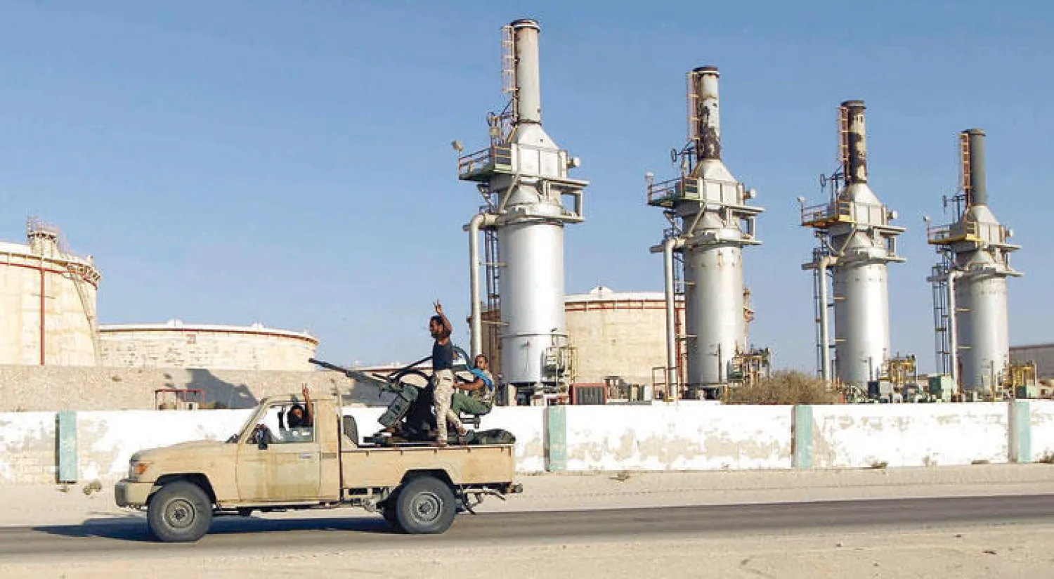 المجلس الرئاسي لحكومة الوفاق يهدد بإغلاق موانىء النفط بسبب تحولها إلى بؤر لتهريب النفط. (أ.ف.ب)