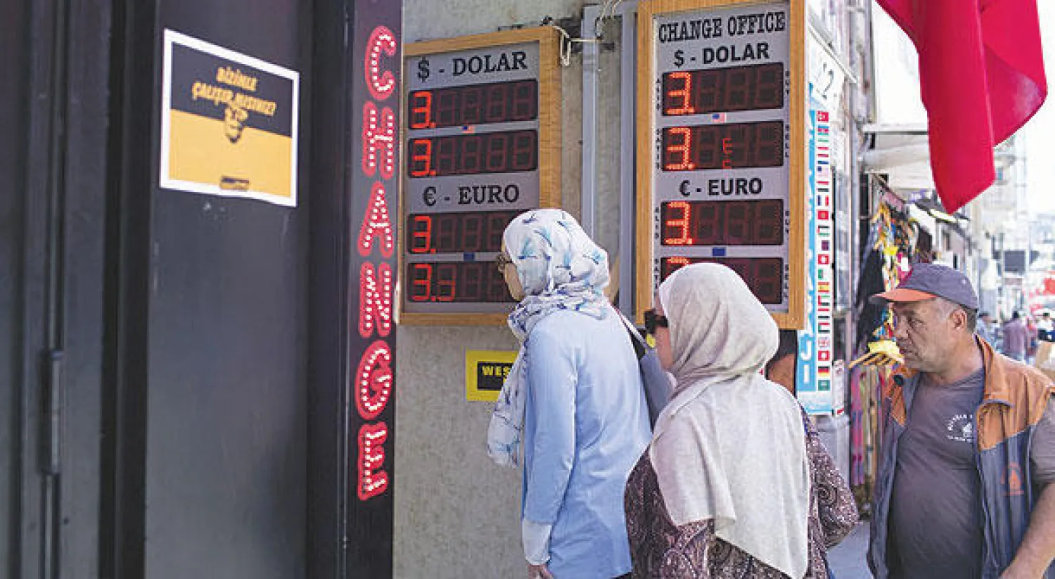 تعاني الليرة  التركية انخفاظا جراء مخاوف سياسية وأمنية واقتصادية محلية (غيتي)