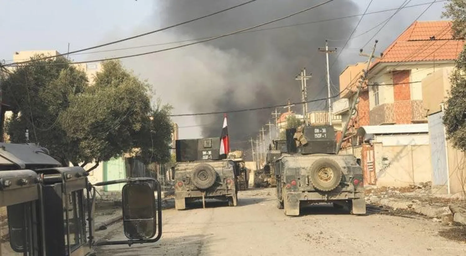 الدخان يتصاعد من مكان في البلديات بالجانب الأيسر من الموصل خلال معارك أمس (رويترز)