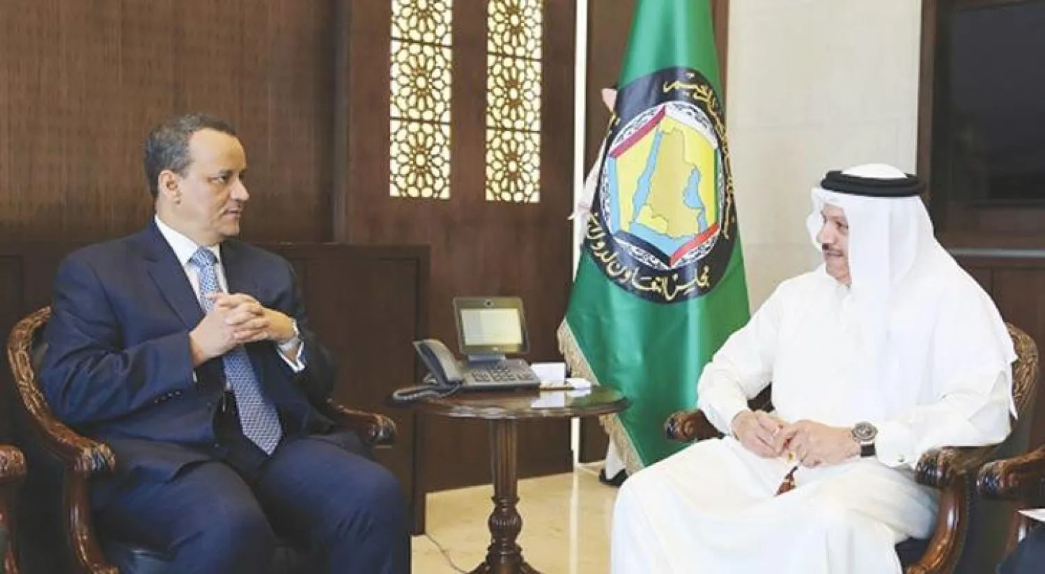 الأمين العام لمجلس التعاون الخليجي عبد اللطيف الزياني لدى اجتماعه مع المبعوث الأممي إلى اليمن إسماعيل ولد الشيخ في الرياض أمس ({الشرق الأوسط})