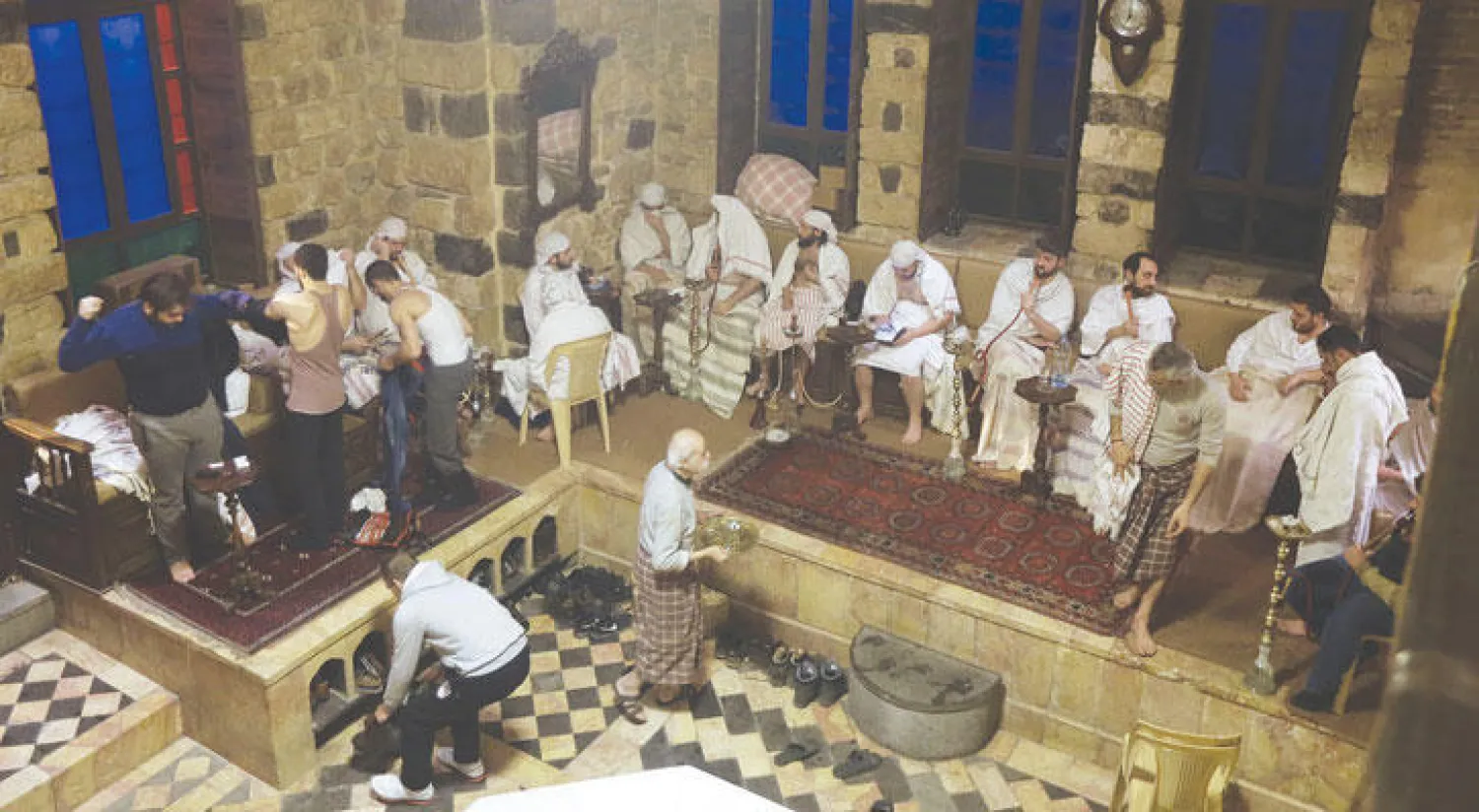 الدمشقيون لجأوا إلى الحمامات الشعبية بعد تضاؤل كمية المياه التي تصل إلى بيوتهم (أ.ف.ب)