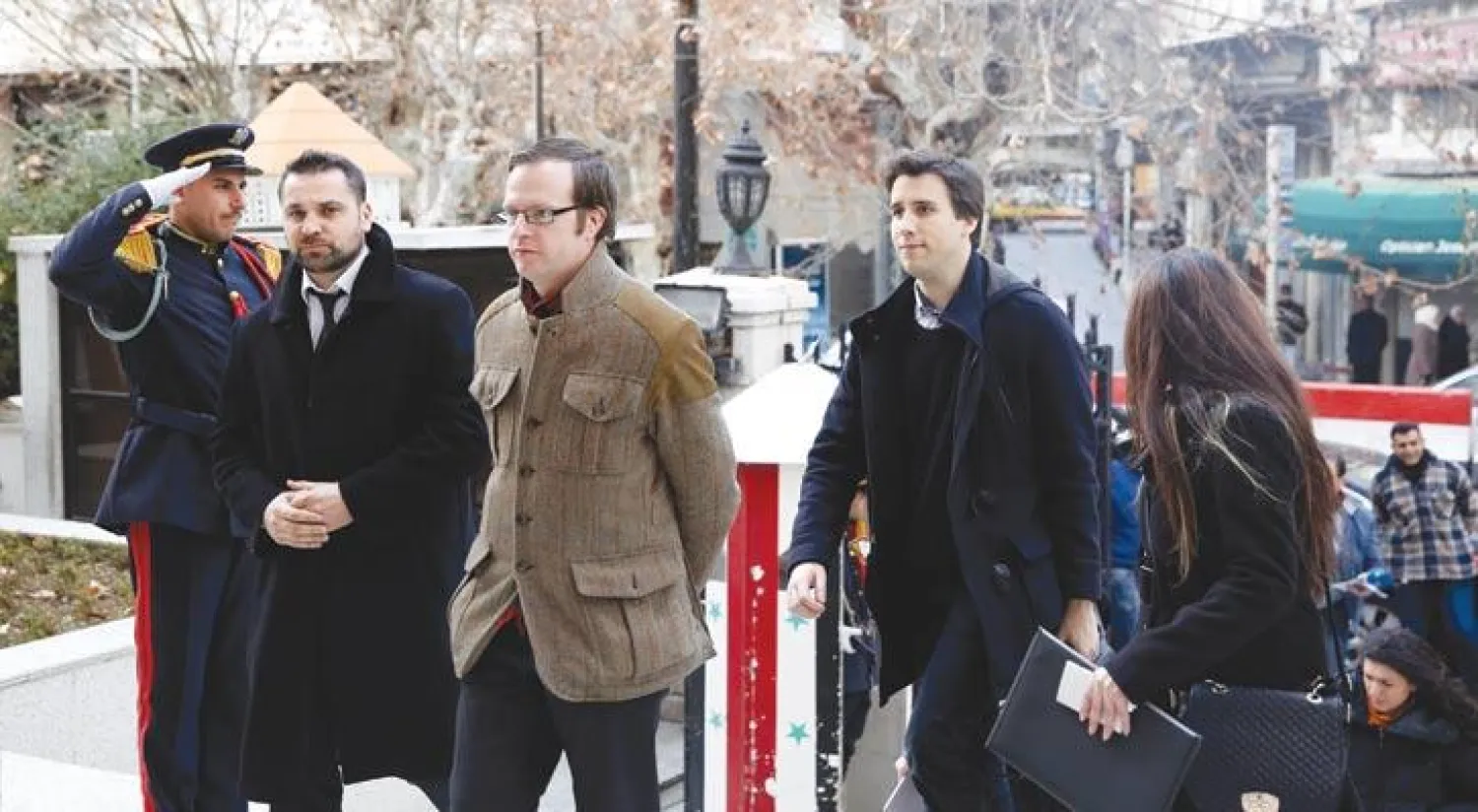 وصول الوفد الفرنسي المكون من ثلاثة نواب من اليمين الفرنسي إلى مبنى مجلس الشعب، أول من أمس، ضمن زيارة لدعم الأسد استفزت الأطراف الفرنسية (إ.ب.أ)