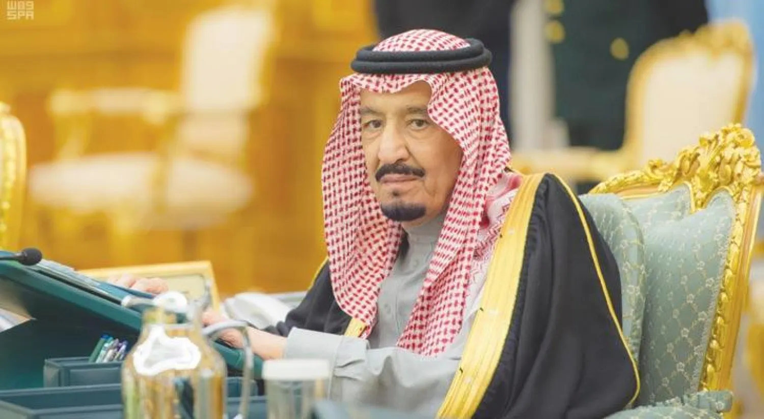 خادم الحرمين الشريفين الملك سلمان بن عبد العزيز خلال ترؤسه جلسة مجلس الوزراء يوم أمس في العاصمة الرياض (واس)