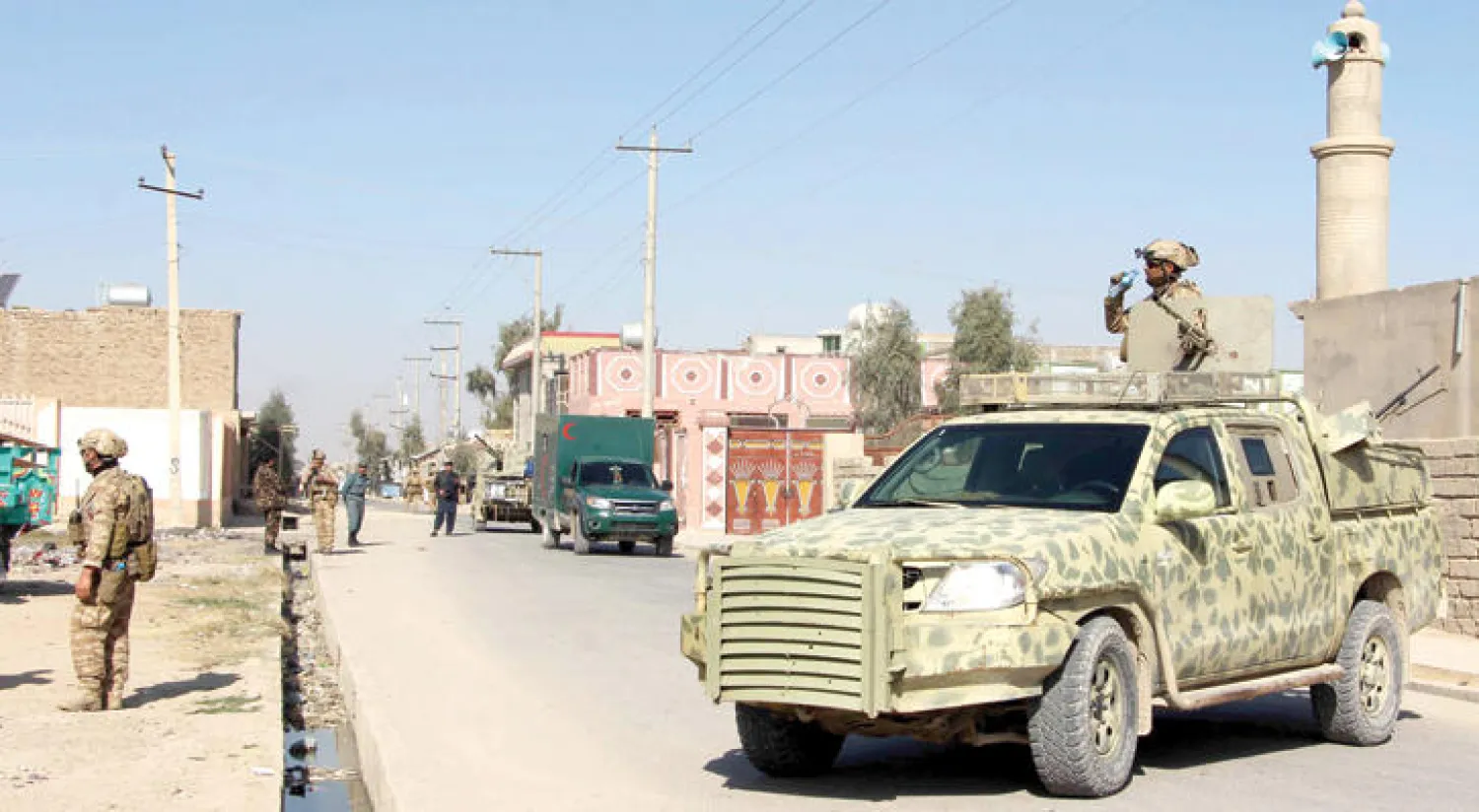 قوات أفغانية تنتشر قرب موقع تفجير انتحاري في ولاية هلمند أمس (إ.ب.أ)