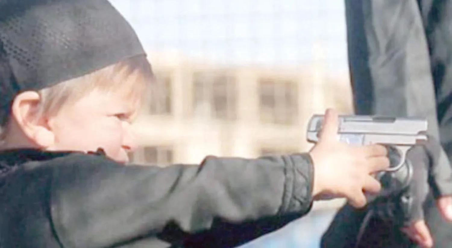 طفل يبلغ من العمر 4 سنوات في لقطة من شريط فيديو أفرج عنه التنظيم الإرهابي خلال تنفيذ حكم إعدام شخص متهم بالتجسس («الشرق الأوسط»)