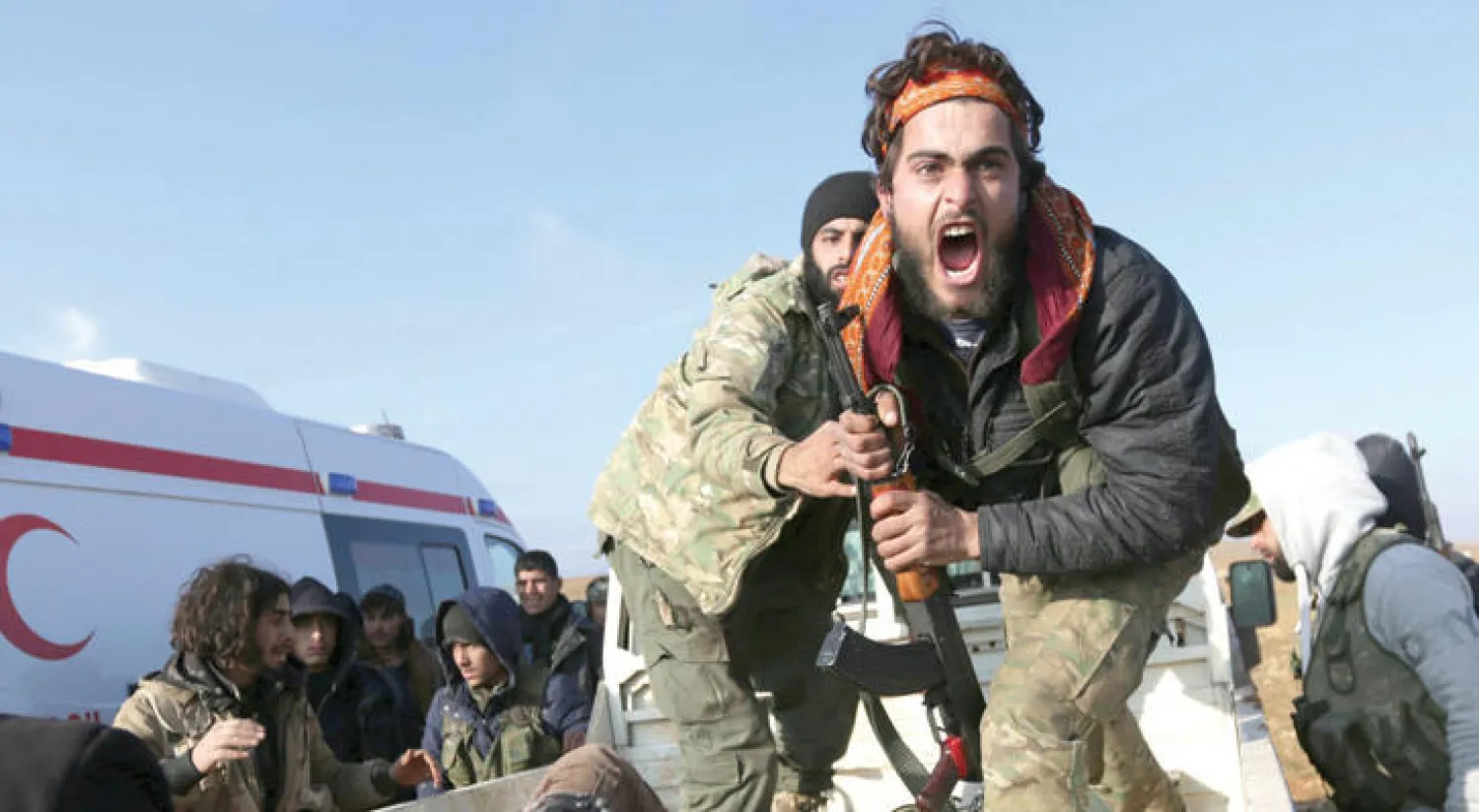 مقاتل من الجيش السوري الحر يزعق غضبًا قرب جثة شقيقه الذي قتل خلال هجوم ضد مقاتلي «داعش» في بلدة قباسين التي يحكمها التنظيم على مشارف بلدة الباب شمال سوريا (رويترز)