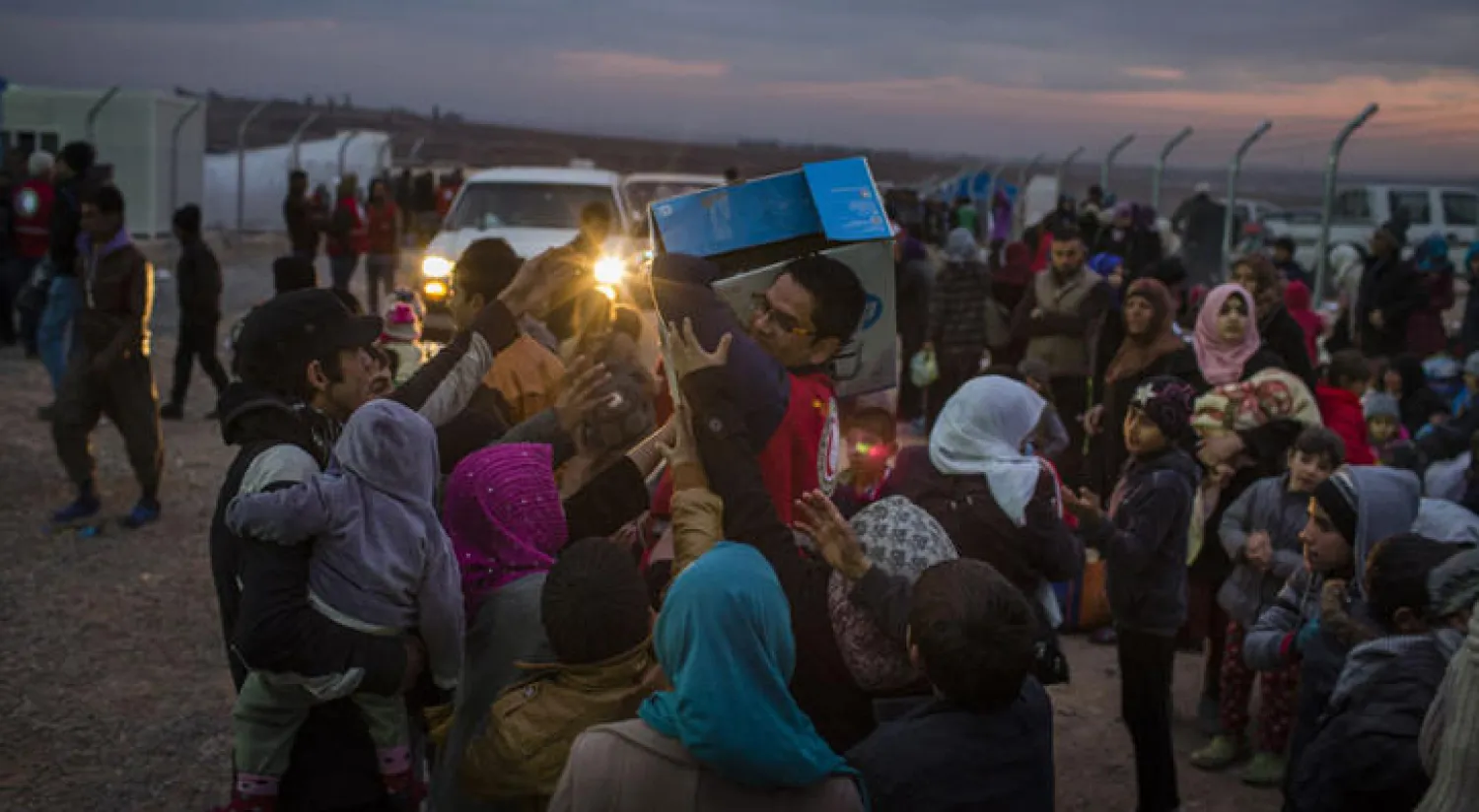 مئات النازحين في مخيم بعد أن فروا من القتال الدائر في شرق الموصل(مفوضية شؤون اللاجئين)