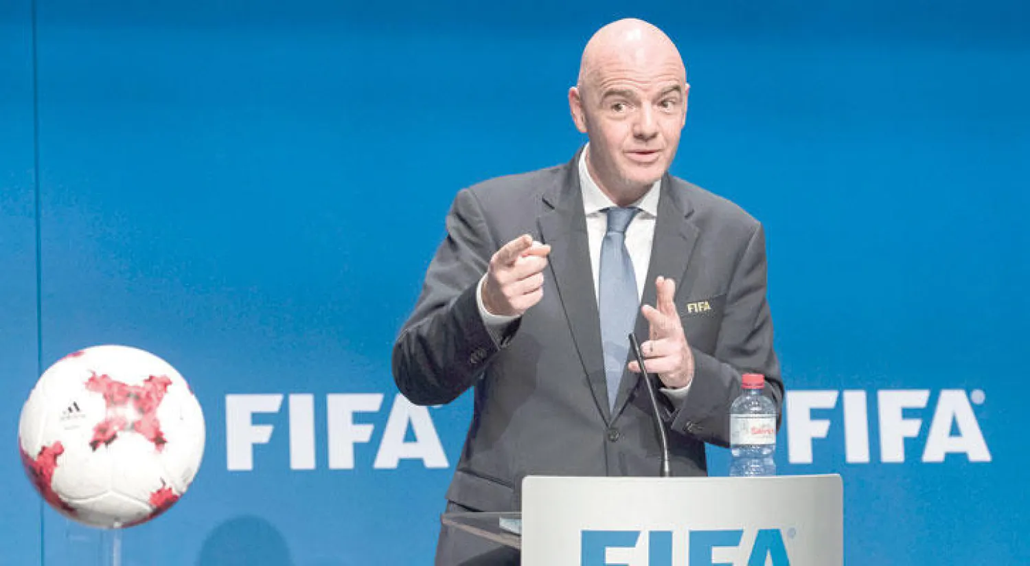 إنفانتينو نجح في إقناع مجلس «فيفا» باعتماد فكرته بتوسيع المشاركة بالمونديال (إ.ب.أ)