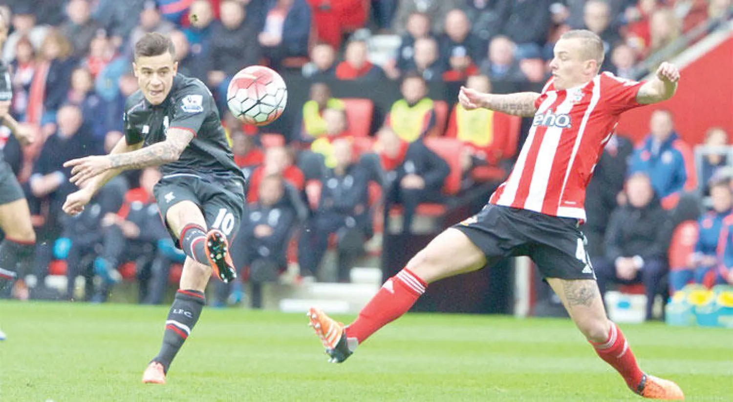 كوتينيو نجم ليفربول يصوب نحو مرمى ساوثهامبتون في آخر لقاء للفريقين («الشرق الأوسط»)