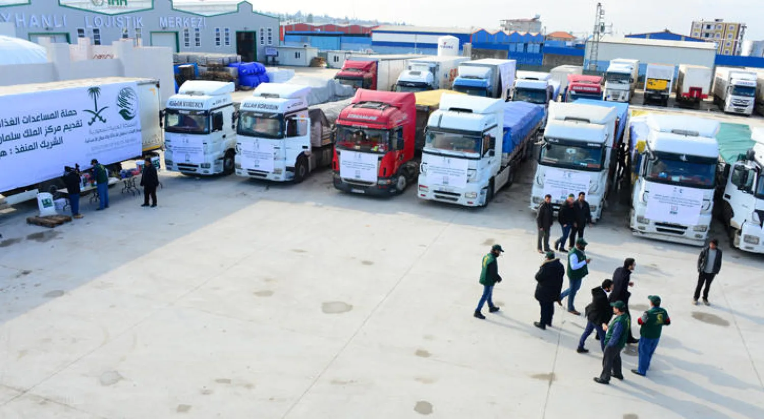 عدد من القوافل التي تحمل المساعدات السعودية لحظة استعدادها لدخول الأراضي السورية (واس)