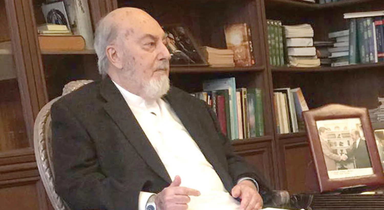 الشيخ أحمد الكيلاني رئيس مجلس المصالحة خلال اللقاء بمنزله في كابل ({الشرق الأوسط})