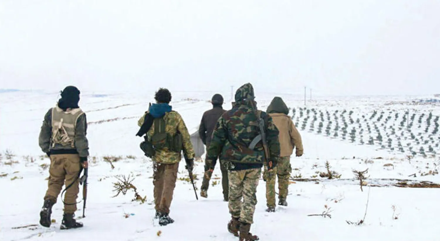 عناصر من حركة {أحرار الشام} في دورية حول «الباب» بريف حلب في 23 ديسمبر الماضي ضمن معركة {درع الفرات} لتحرير البلدة من {داعش} (إ ب)