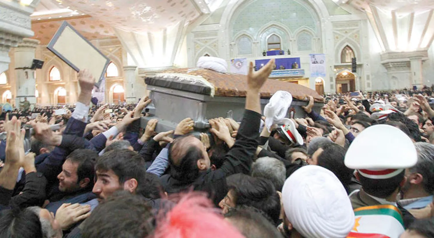 إيرانيون يحملون نعش علي أكبر هاشمي رفسنجاني أول من أمس في داخل مقبرة مؤسس الثورة الإيرانية الخميني حيث سيدفن (إ.ب.أ)