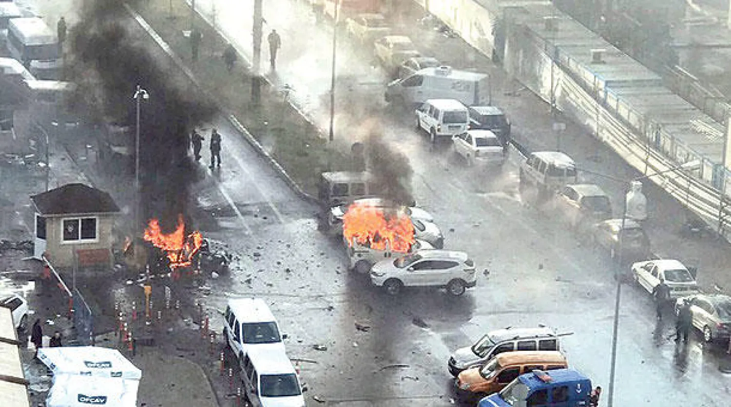 جانب من الاعتداء الإرهابي أمام محكمة في إزمير في 5 يناير الماضي (أ.ب)