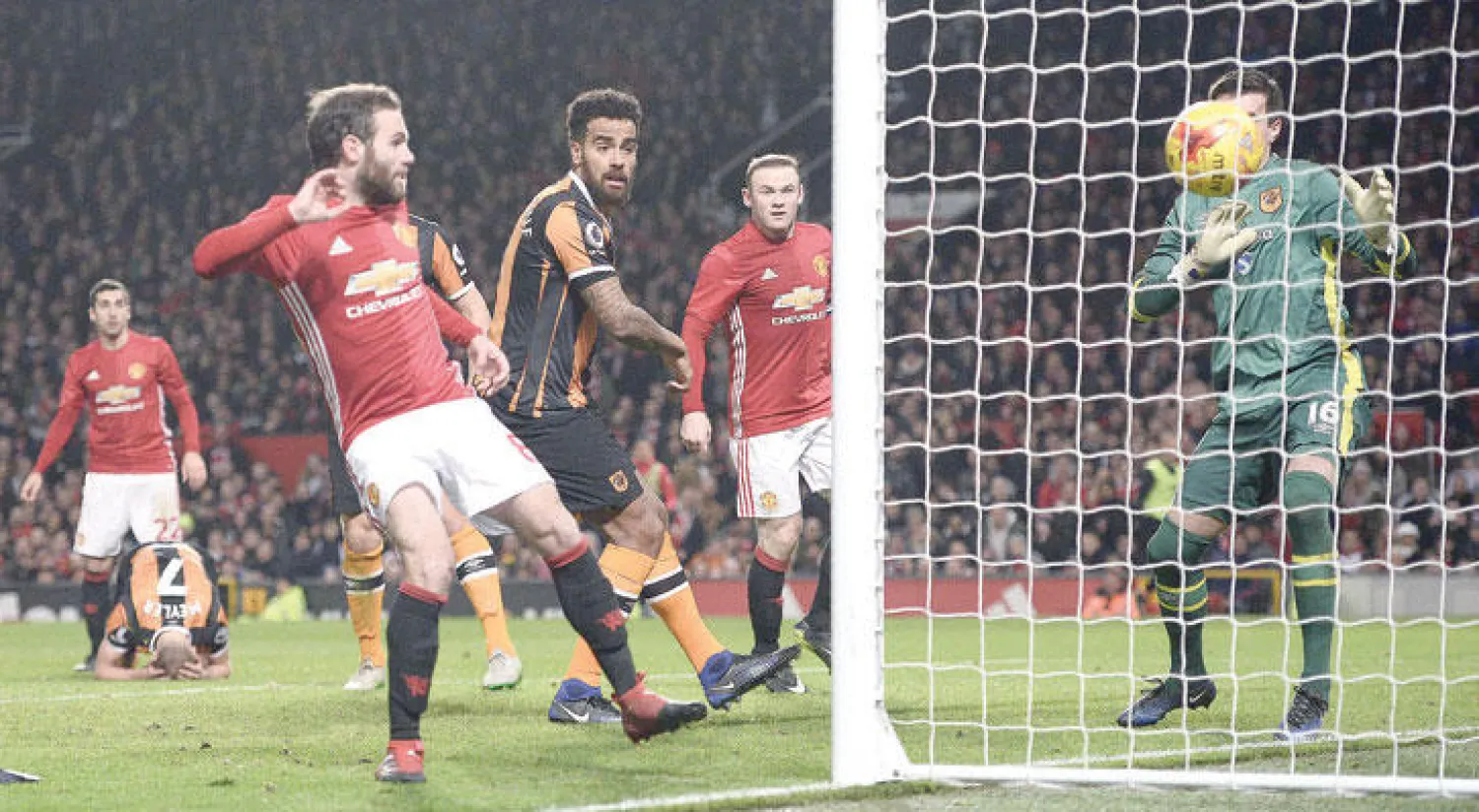 ماتا نجم يونايتد (يسار) يسجل هدف التقدم لفريقه في مرمى هال سيتي (أ.ف.ب)