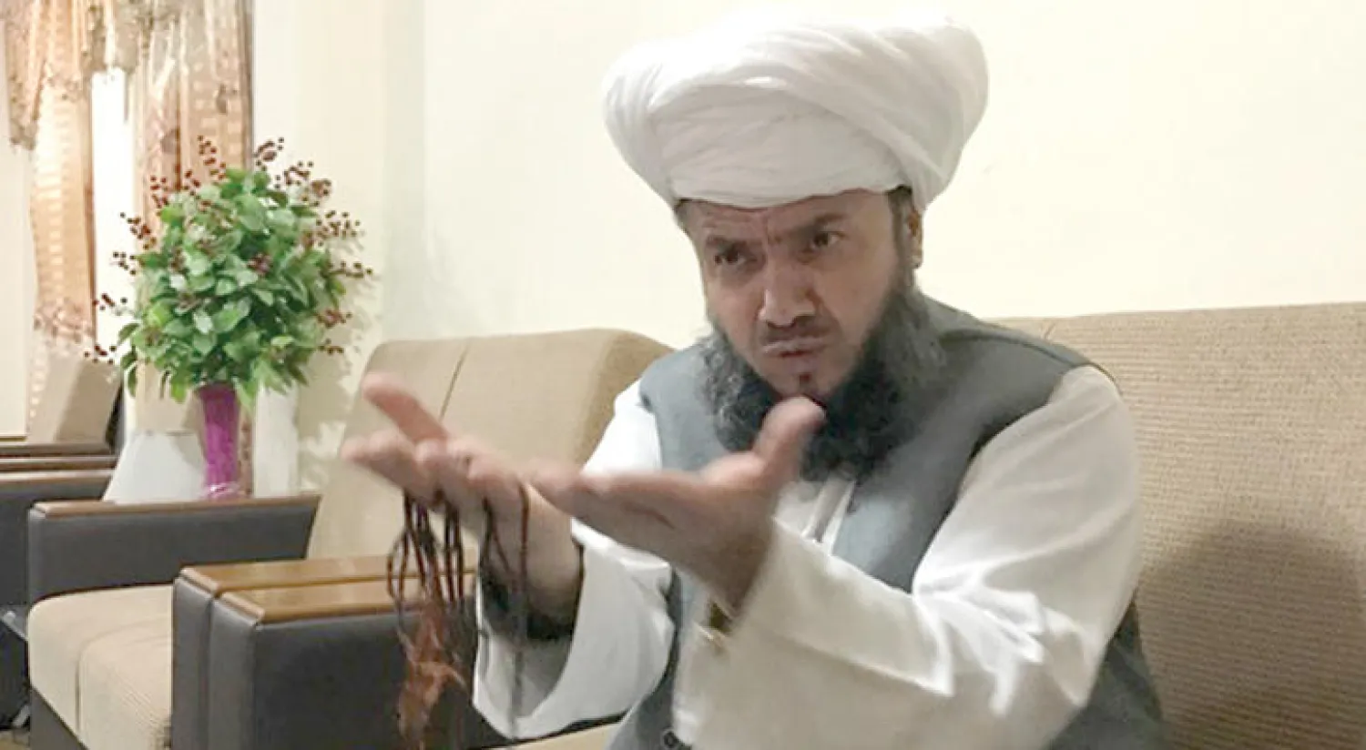 الحاج مولوي تره خيل محمدي خلال لقاء {الشرق الأوسط} به في منزله بالعاصمة كابل